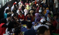 Makan bersama dengan keluarga dan kerabat menjadi kebahagian tersendiri bagi para penghuni lapas Cipinang.