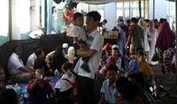 Kesempatan ini juga digunakan para penghuni lapas Cipinang untuk melepas kangen kepada anak dan keluarga.     