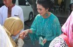 Krisdayanti Bagi-bagi THR di Hari Lebaran