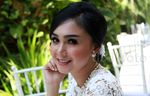 Cantiknya Yuni Shara Serba Putih di Hari Lebaran