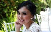 Yuni Shara tampil sederhana dan cantik di hari lebaran dengan gaun putih berenda. Pool/Gusmun/detikcom.     