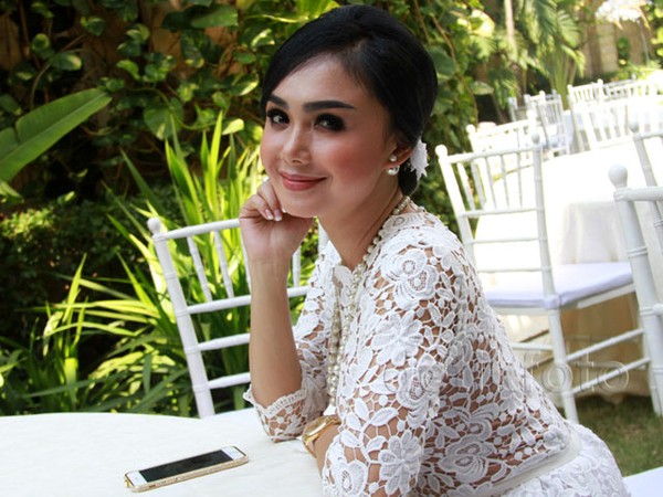 Cantiknya Yuni Shara Serba Putih di Hari Lebaran