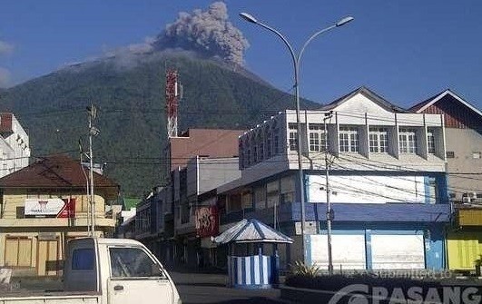 Gunung Gamalama Keluarkan Asap, Bandara Sultan Baabullah Masih Ditutup