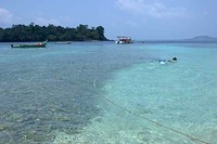 Pantai Iboih juga mmeiliki air yang sangat jernih. Cukup berdiri dari tepian pantai, Anda sudah dapat melihat dasar pantai dengan cukup jelas. Kegiatan norkeling dan berenang pun cukup asyik untuk dilakukan (Randy/detikTravel)