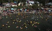 Pengunjung memadati tempat wisata pantai Ancol, Jakarta Utara, Sabtu (18/07/2015).