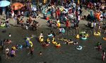 Libur Lebaran, Pantai Ancol Dipadati Wisatawan