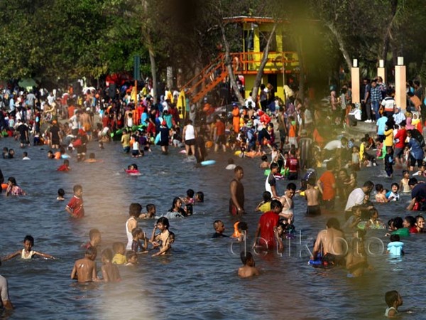 Libur Lebaran, Pantai Ancol Dipadati Wisatawan