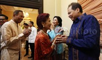 Didampingi Istrinya Anita Ratnasari Tanjung, CT menyambut para tamu yang hadir dalam acara Open House tersebut.