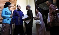 CT bersama sang istri berbincang dengan beberapa tamu disela acara Open House.     