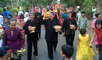 Tidak tanggung-tanggung, panitia menyediakan uang koin berkisar Rp 5 juta rupiah untuk dilemparkan ke jalan. PoolArdian Fanani/detikFoto.     