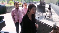 Lebaran tahun ini dirasakan sendu oleh pesinetron 25 tahun ini karena tak bisa berkumpul dengan OC Kaligis, sang ayah yang kini tengah ditahan karena disebut tersangkut kasus korupsi.