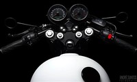 Motor berkubikasi 865cc ini seakan menjadi motor favorit bagi rumah-rumah desain karena platform yang mudah diadaotasi dan kesederhaannya. Tangki, setang slip-on, twin-pod instrument cluster dan kursi tunggal semua telah dirancang untuk memberikan udara cafe racer modern. Istimewa/dok Bikewale.