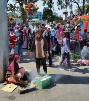 Jadi Tempat Piknik Lebaran, Taman Alun-alun Banyak Sampah dan PKL