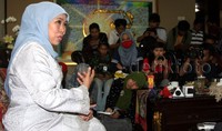Rabu, saya insya Allah ke Tolikara karena hal-hal yang berkaitan dampak dari bencana sosial itu tugas dari Kemensos, ujar Khofifah. Khofifah menyatakan telah mengirimkan tim untuk mengecek korban dan situasi di Tolikara. Dari laporan tim Kemensos, ada 63 ruko yang terbakar. Pool/Lamhot Aritonang/detikFoto.