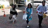 Mengenakan kemeja putih dengan syal biru, Olivia serta Tetty tiba di KPK, Senin (20/7/2015) sekitar 11.50 WIB. Keduanya ditemani oleh seorang pria yang tampak membawa kotak kecil berisi kue. Pool/Lamhot Aritonang/detikFoto.