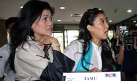 Permisi, selamat siang. Saya mau tanya kalau minta izin mau jenguk hari ini untuk Pak OC Kaligis, bisa? tanya Olivia kepada petugas keamanan di resepsionis Gedung KPK. Pool/Lamhot Aritonang/detikFoto.     