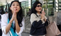 Setelah gagal mendapat izin, akhirnya Olivia serta ibunya pun bergegas keluar Gedung KPK. Meski gagal, wajah Olivia masih tampak tersenyum kepada awak media. Pool/Lamhot Aritonang/detikFoto.     