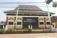 Museum Masjid Agung Demak terletak di sebelah Masjid Agung Demak, Kauman, Demak, Jawa Tengah. Museum ini memang tidak terlalu besar, hanya sekitar 4x4 meter. Tapi banyak koleksi menarik yang tersimpan di dalamnya (Kurnia/detikTravel)