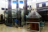 Koleksi di dalam museum ini adalah benda-benda yang berkaitan dengan sejarah Masjid Agung Demak, serta Kesultanan Demak yang dulu sempat berjaya. Seperti pintu bledeg masjid agung, potongan soko guru yang asli, gentong dari Putri Campa dan lain sebagainya (Kurnia/detikTravel)