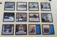 Foto-foto aneka bagian Masjid Agung Demak ini dipajang di dekat pintu masuk museum. Berbagai foto ini dilengkapi dengan informasi mengenai sejarah masjid yang bisa dibaca pengunjung (Kurnia/detikTravel)