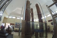 Soko guru ini adalah tiang utama masjid yang dibuat oleh 4 Wali Songo. Karena beberapa bagian tiang telah rapuh, maka ada yang harus dipotong untuk diganti dengan yang baru. Bagian tiang yang rapuh itulah yang diletakkan di museum (Kurnia/detikTravel)