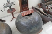 Di salah satu sisi museum ada berbagai benda peninggalan Kesultanan Demak. Salah satunya adalah gentong dari Dinasti Ming, yang dihadiahkan oleh Putri Campa. Putri Campa ini merupakan ibunda dari Raden Patah, sultan pertama dari Kesultanan Demak (Kurnia/detikTravel)