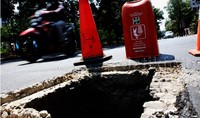  Hilangnya penutup saluran air ini tentu sangat membahayakan para pengguna jalan. Pool/Lamhot Aritonang/detikFoto.     