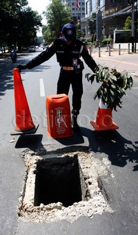 Untuk menghindari terjadinya kecelakaan seorang security menaruh pembatas disekitar lubang tersebut.