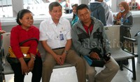 Jonan tiba di Stasiun Lempuyangan Yogyakarta sekitar pukul 14.45 WIB, Selasa (21/07/2015). Rombongan langsung menuju pintu masuk, tempat para calon penumpang menunggu. Saat duduk di kursi, beberapa orang calon penumpang langsung mendatangi untuk bersalaman dan berfoto bersama.