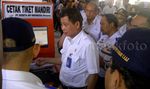 Tinjau Stasiun Lempuyangan, Pemudik Ajak Jonan Foto