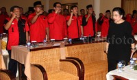 Mega yang  masuk ke dalam ruangan acara dengan didampingi Sekjen PDIP Hasto Kristiyanto kemudian duduk di barisan paling depan. Pool/Lamhot Aritonang/detikFoto.