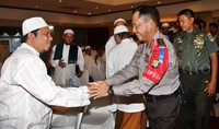 Tidak hanya Kepala Polda Metro Jaya Irjen Pol Tito karnavian dan Pangdam Jaya Mayjen Agus Sutomo, namun sejumlah tokoh masyarakat juga. Pool/Lamhot Aritonang/detikFoto.