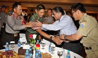 Saat memasuki ruang pertemuan, Tito dan Agus tampak menyalami sejumlah tokoh yang turut hadir dalam pertemuan tersebut. Pool/Lamhot Aritonang/detikFoto.