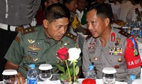 Pangdam Jaya Mayjen Agus Sutomo dan Kapolda Metro Jaya Irjen Pol Tito tampak berbincang saat sebelumpertemuan dimulai. Pool/Lamhot Aritonang/detikFoto.