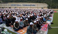 Lebih dari 1.000 karyawan PT Freeport Indonesia bersama keluarga mereka menjalankan ibadah salat Idul Fitri bertempat di Lapangan Sport Hall Tembagapura, Kabupaten Mimika, Papua pada Jumat (17/7) pagi. Istimewa/dok PT Freeport.     