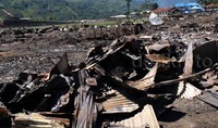 Akibat insiden penyerangan dan pembakaran tersebut, sejumlah rumah warga dan kios serta satu mushalah habis terbakar.     