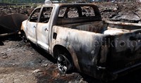 Sebuah mobil juga tampak terbakar habis akibat insiden tersebut.