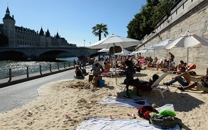 Cuma di Paris, Pantai Buatan di Pinggir Sungai