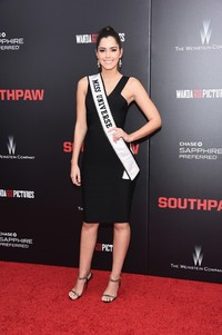 Kenakan dress hitam, Paulina Vega tampak elegan. Michael Loccisano/Getty Images/detikFoto.