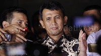 Gatot tak mengeluarkan sepatah kata pun saat meninggalkan Gedung KPK.
