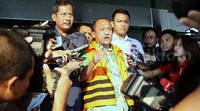Rusli keluar gedung KPK usai menjalani pemeriksaan.
