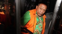 Rusli memasuki mobil tahanan untuk meninggalkan gedung KPK.