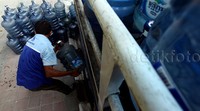 Warga memilih menggunakan air dalam kemasan karena lebih praktis.