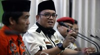 Pimpinan Pusat Pemuda Muhamadiyah Dahnil Anzar didampingi Aktivis Ray Rangkuti melakukan jumpa pers di Kantor Muhammadiyah, Jakarta, Rabu (22/07/2015).