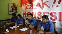 (Kiri ke kanan) Wakil Serikat Pekerja Jakarta International Container Terminal (JICT) Ivan Sukoco, Sekjen Serikat Pekerja JICT Firmansyah, Ketua Serikat Pekerja JICT Nova Hakim, dan Kabid Humas Serikat Pekerja JICT Aan Sopan memberikan keterangan pers.