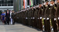Jokowi tiba di lapangan upacara Kejaksaan Agung RI, Jl Sultan Hasanudin No 1, Kebayoran Baru, Jakarta Selatan, Rabu (22/7/2015) pukul 08.00 WIB. Dia mengenakan jas hitam dan peci berwarna senada, didampingi Ibu Negara Iriana Jokowi yang berkebaya biru.