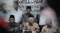 Tak lupa, MUI juga meminta semua pihak agar menahan diri dan tak mudah terprovokasi yang ingin memecah belah persatuan dan kesatuan bangsa atas nama agama.