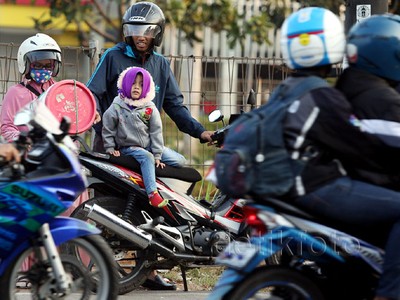 Pemudik Bermotor Melepas Lelah di Jalan Kalimalang