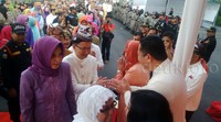 Secara bergiliran, pejabat, karyawan bersalaman dengan Walikota Risma yang berdampingan dengan Wawali Whisnu Sakti Buana serta para asisten dan pejabat Pemkot Surabaya.