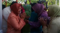 Risma yang mengenakan busana Ning ala Suroboyoan itu didampingi Wakil Wali Kota Wisnu Sakti Buana yang juga mengenakan busana ala Cak Suroboyoan.